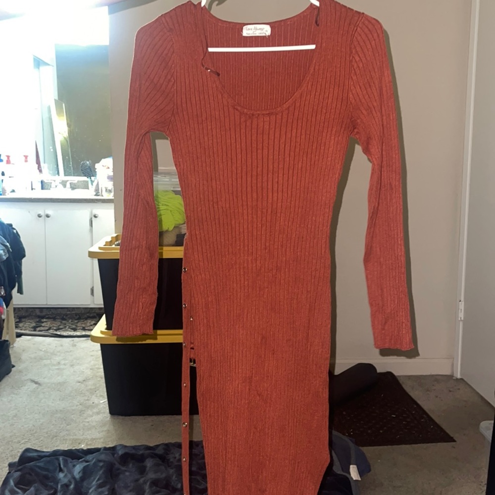 Brown Midi dress with a slit and a belt at the Waste